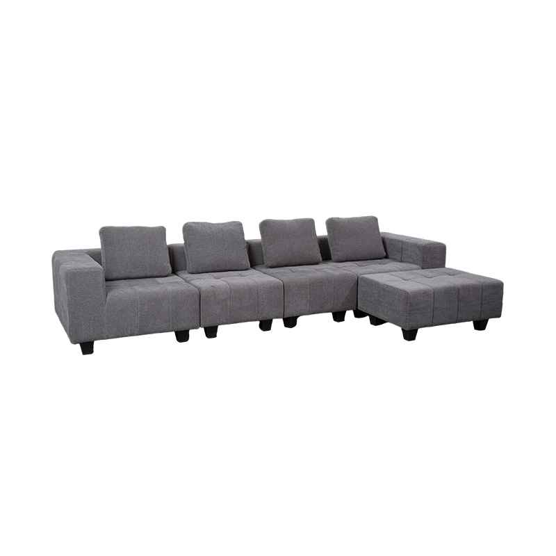 Velká modulární pohovka ve tvaru L ze světle šedé látky se čtvercovými polštáři, moderní minimalistický styl